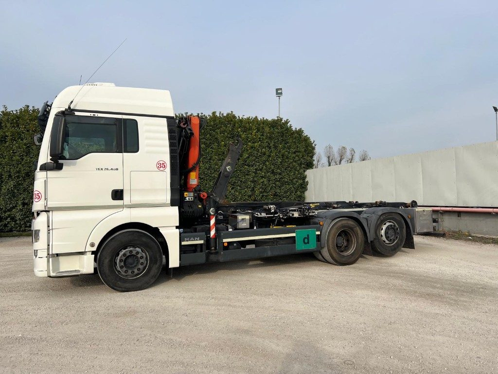MAN TGX 26.480 SCARRABILE CON GRU DIETRO CABINA - Caminhão polibenne: foto 2 MAN TGX 26.480 SCARRABILE CON GRU DIETRO CABINA - Caminhão polibenne: foto 2