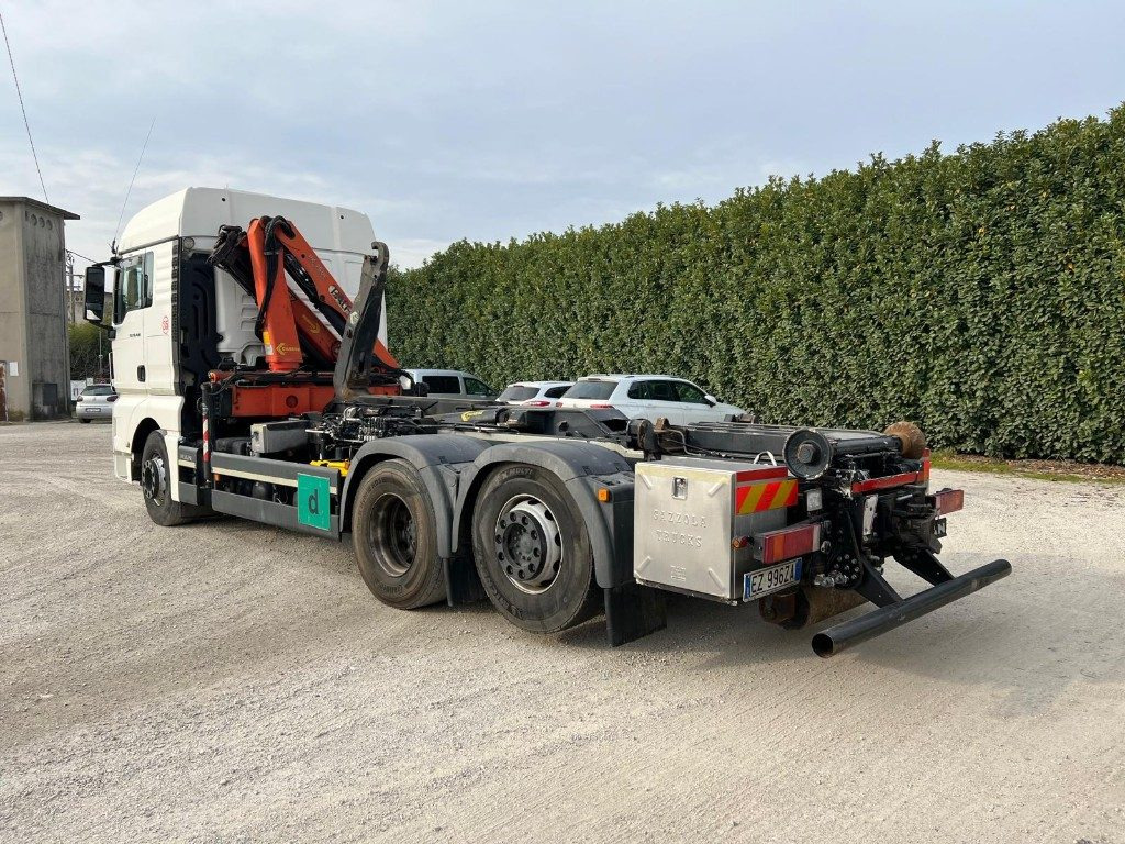 MAN TGX 26.480 SCARRABILE CON GRU DIETRO CABINA - Caminhão polibenne: foto 5 MAN TGX 26.480 SCARRABILE CON GRU DIETRO CABINA - Caminhão polibenne: foto 5