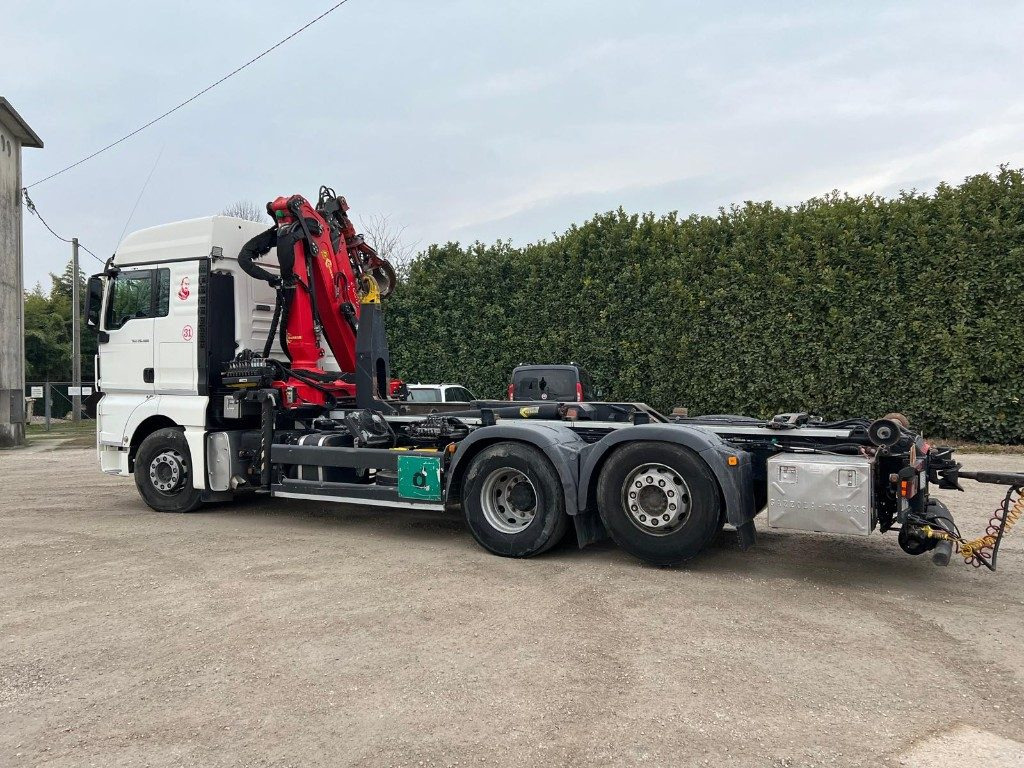 MAN TGX 26.480 SCARRABILE CON GRU - Caminhão polibenne: foto 4 MAN TGX 26.480 SCARRABILE CON GRU - Caminhão polibenne: foto 4