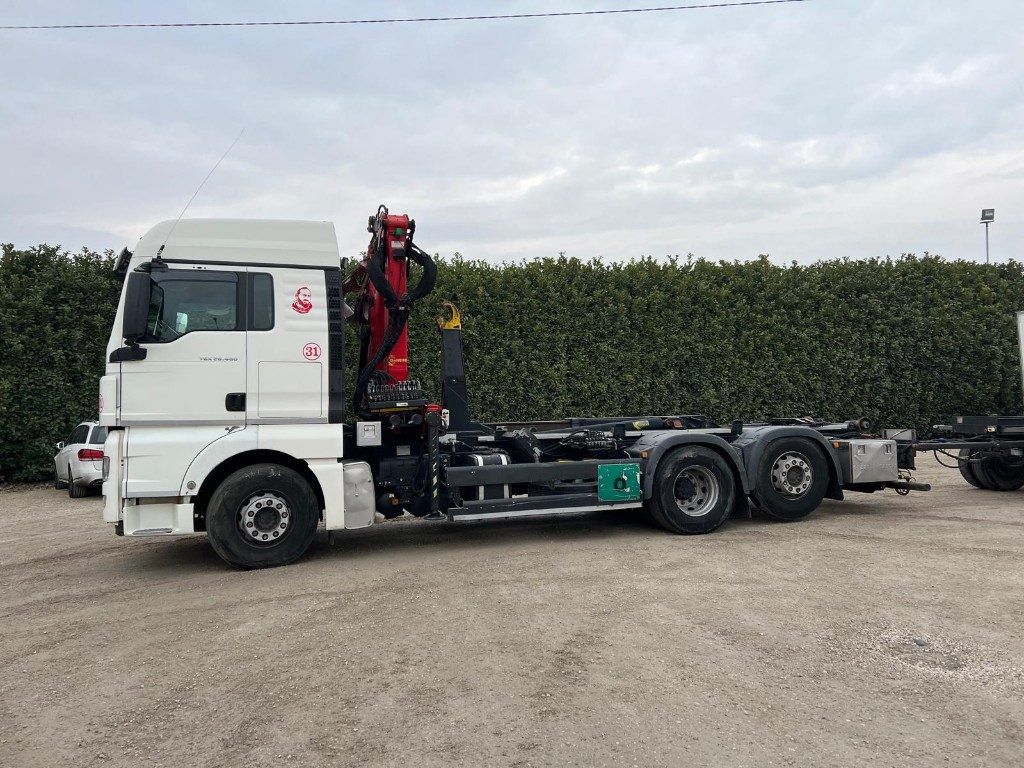 MAN TGX 26.480 SCARRABILE CON GRU - Caminhão polibenne: foto 3 MAN TGX 26.480 SCARRABILE CON GRU - Caminhão polibenne: foto 3