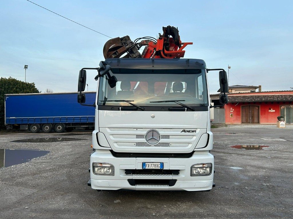 MERCEDES-BENZ MERCEDES AXOR 2533 SCARRABILE CON GRU E POLIPO - Caminhão polibenne: foto 1 MERCEDES-BENZ MERCEDES AXOR 2533 SCARRABILE CON GRU E POLIPO - Caminhão polibenne: foto 1