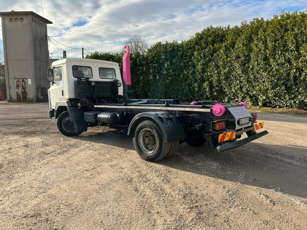 NISSAN 130/115 SCARRABILE - Caminhão polibenne: foto 3 NISSAN 130/115 SCARRABILE - Caminhão polibenne: foto 3