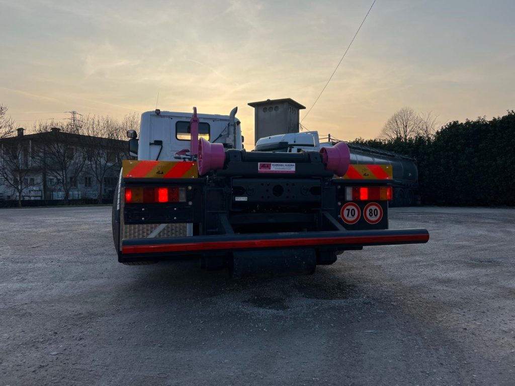 SCANIA P410 SCARRABILE CON RIDUTTORE AI MOZZI - Caminhão polibenne: foto 5 SCANIA P410 SCARRABILE CON RIDUTTORE AI MOZZI - Caminhão polibenne: foto 5