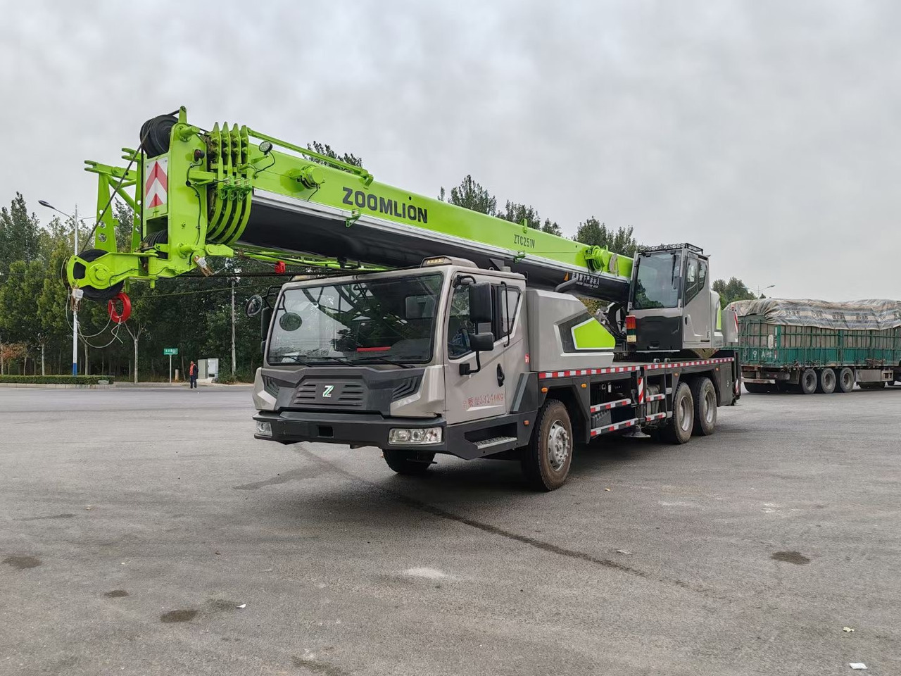 ZOOMLION ZTC251V 25 TON TRUCK CRANE - Guindaste móvel: foto 1 ZOOMLION ZTC251V 25 TON TRUCK CRANE - Guindaste móvel: foto 1