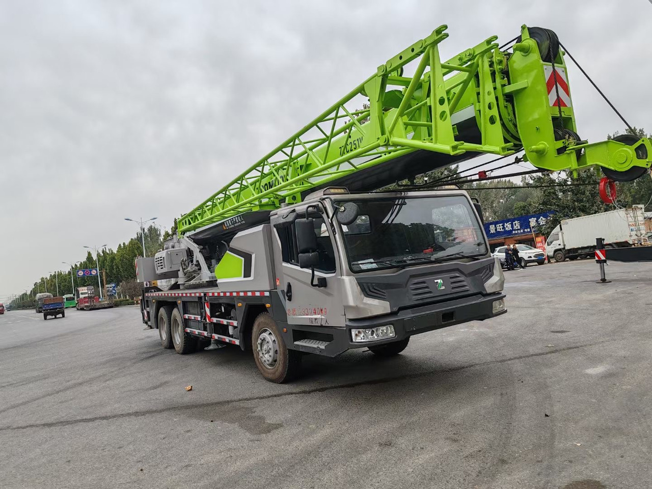 ZOOMLION ZTC251V 25 TON TRUCK CRANE - Guindaste móvel: foto 2 ZOOMLION ZTC251V 25 TON TRUCK CRANE - Guindaste móvel: foto 2