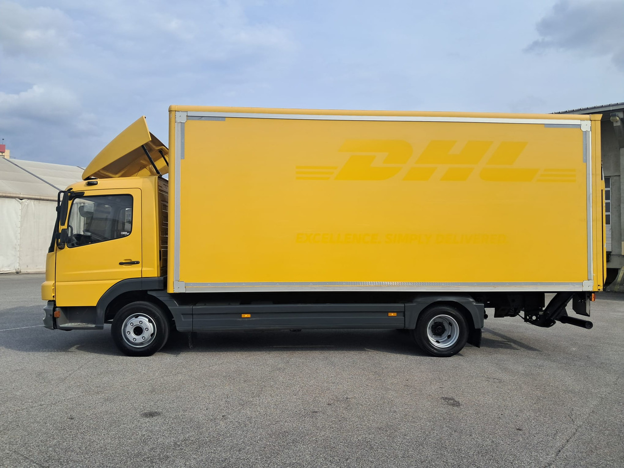 MERCEDES-BENZ ATEGO 8 16 Koffer mit LBW | Schalter | EZ 2013 - Caminhão furgão: foto 4 MERCEDES-BENZ ATEGO 8 16 Koffer mit LBW | Schalter | EZ 2013 - Caminhão furgão: foto 4