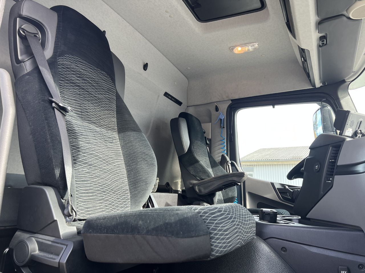 Caminhão chassi MERCEDES-BENZ Antos 25 40 | Standheizung | Klima | Liftachse: foto 22 Caminhão chassi MERCEDES-BENZ Antos 25 40 | Standheizung | Klima | Liftachse: foto 22
