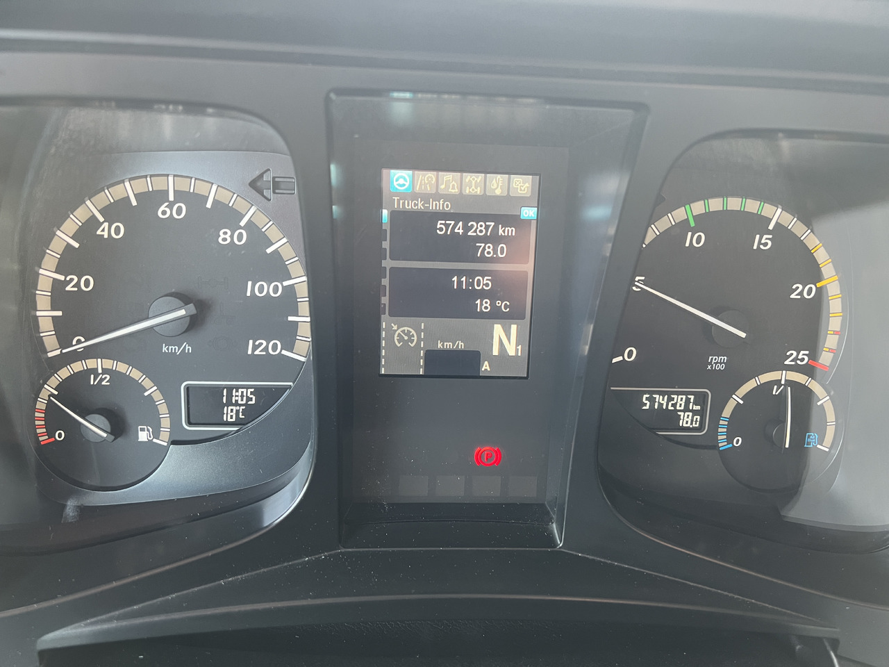 Caminhão chassi MERCEDES-BENZ Antos 25 40 | Standheizung | Klima | Liftachse: foto 14 Caminhão chassi MERCEDES-BENZ Antos 25 40 | Standheizung | Klima | Liftachse: foto 14