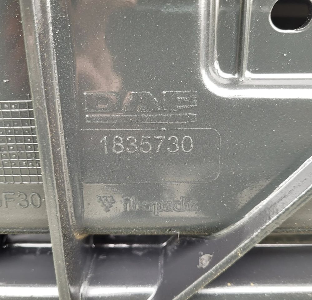 ATRAPA MASKA DAF XF 106 ORYGINAŁ 1835730 CHWALIM116 - Capô de Caminhão: foto 4 ATRAPA MASKA DAF XF 106 ORYGINAŁ 1835730 CHWALIM116 - Capô de Caminhão: foto 4