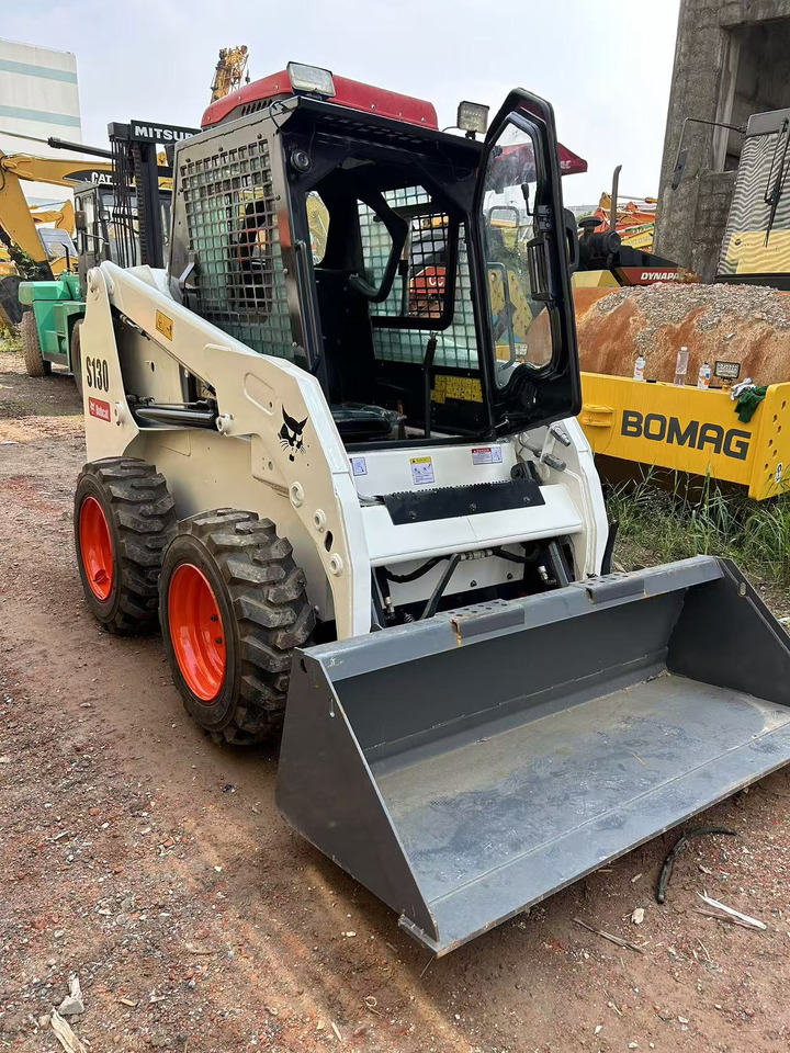 BOBCAT Skid Steer Loader S130 - Mini carregadeira: foto 4 BOBCAT Skid Steer Loader S130 - Mini carregadeira: foto 4