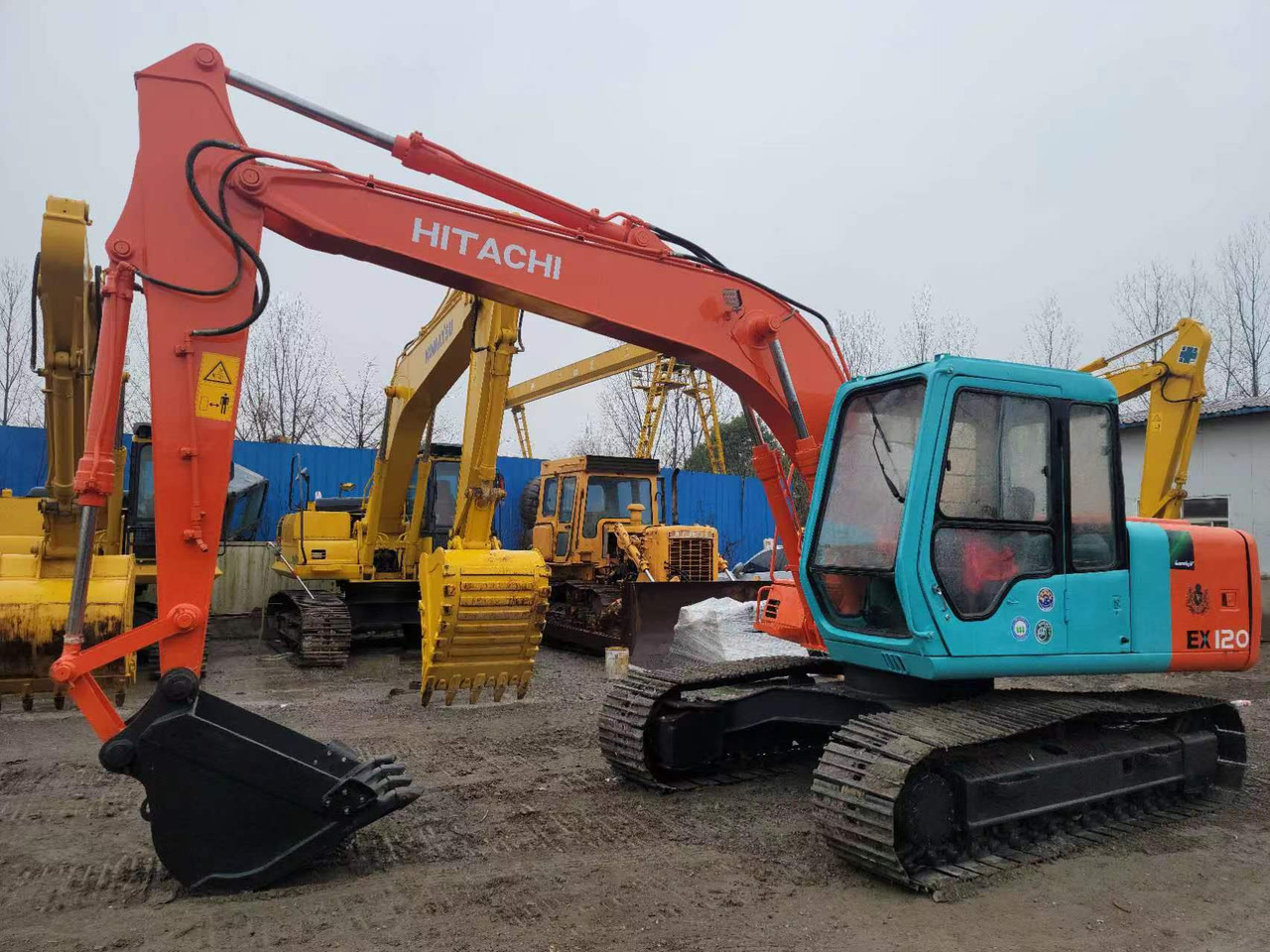 HITACHI EX120-3 - Escavadora de rastos: foto 1 HITACHI EX120-3 - Escavadora de rastos: foto 1