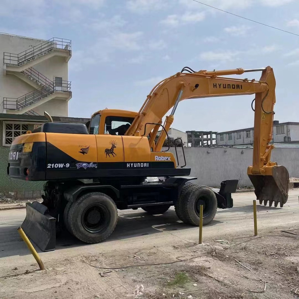 HYUNDAI R210W-9 - Carregadeira de rodas: foto 1 HYUNDAI R210W-9 - Carregadeira de rodas: foto 1