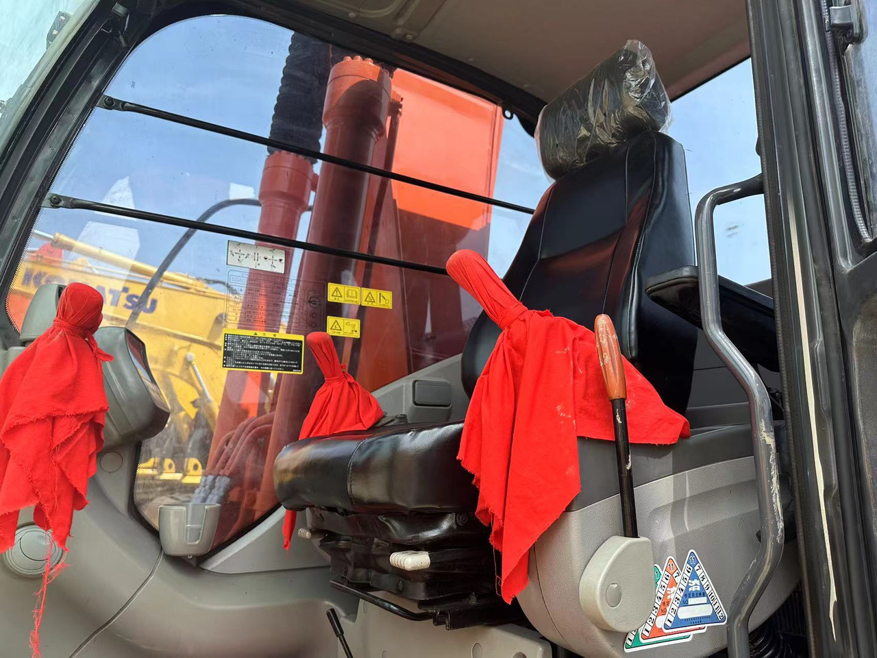 Hitachi ZX200 Excavator Click for Discount - Escavadeira: foto 2 Hitachi ZX200 Excavator Click for Discount - Escavadeira: foto 2