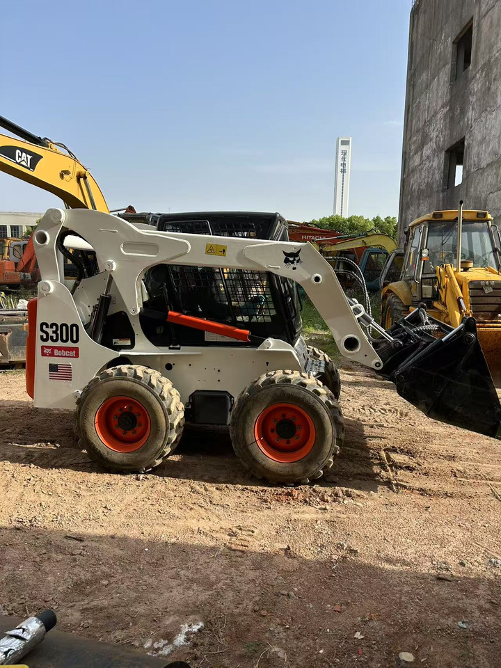 BOBCAT BOBCAT Skid Steer Loader S300 - Máquina de construção: foto 2 BOBCAT BOBCAT Skid Steer Loader S300 - Máquina de construção: foto 2