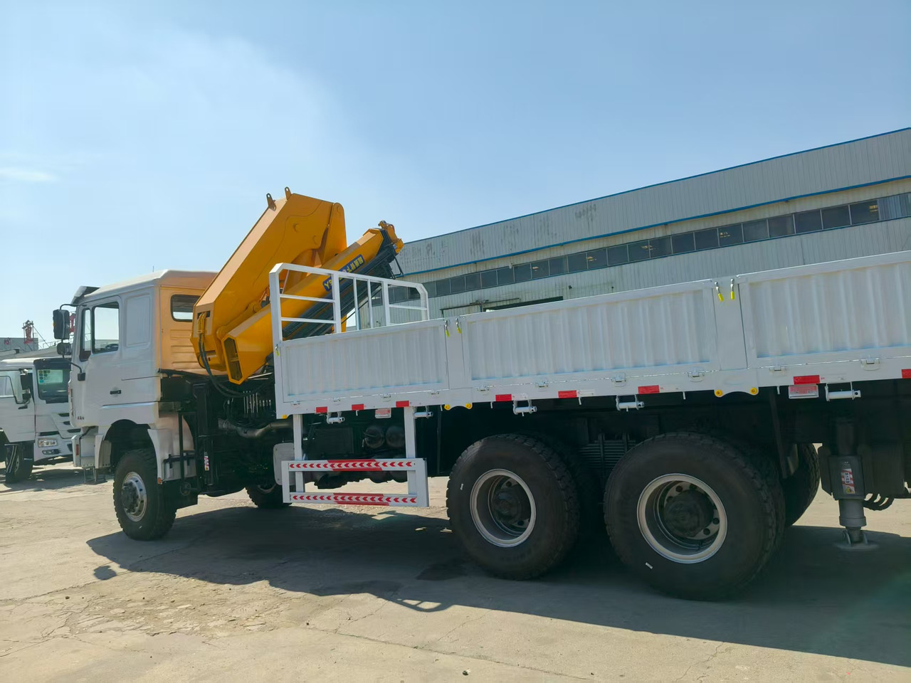 SHACMAN Truck Counted Crane 6x4 Click for Discount - Caminhão basculante: foto 3 SHACMAN Truck Counted Crane 6x4 Click for Discount - Caminhão basculante: foto 3