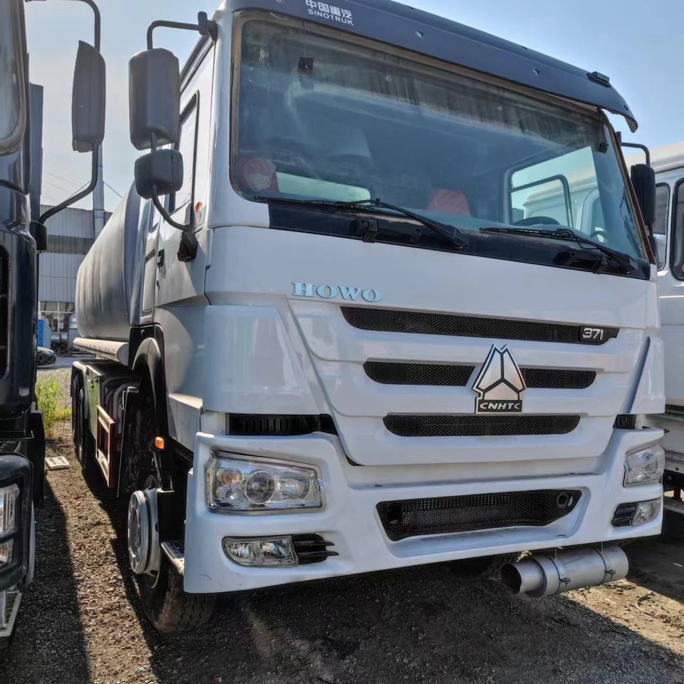 SINOTRUK HOWO 371 Fuel Tanker Truck Reliable Tanker Vehicle - Caminhão tanque: foto 3 SINOTRUK HOWO 371 Fuel Tanker Truck Reliable Tanker Vehicle - Caminhão tanque: foto 3