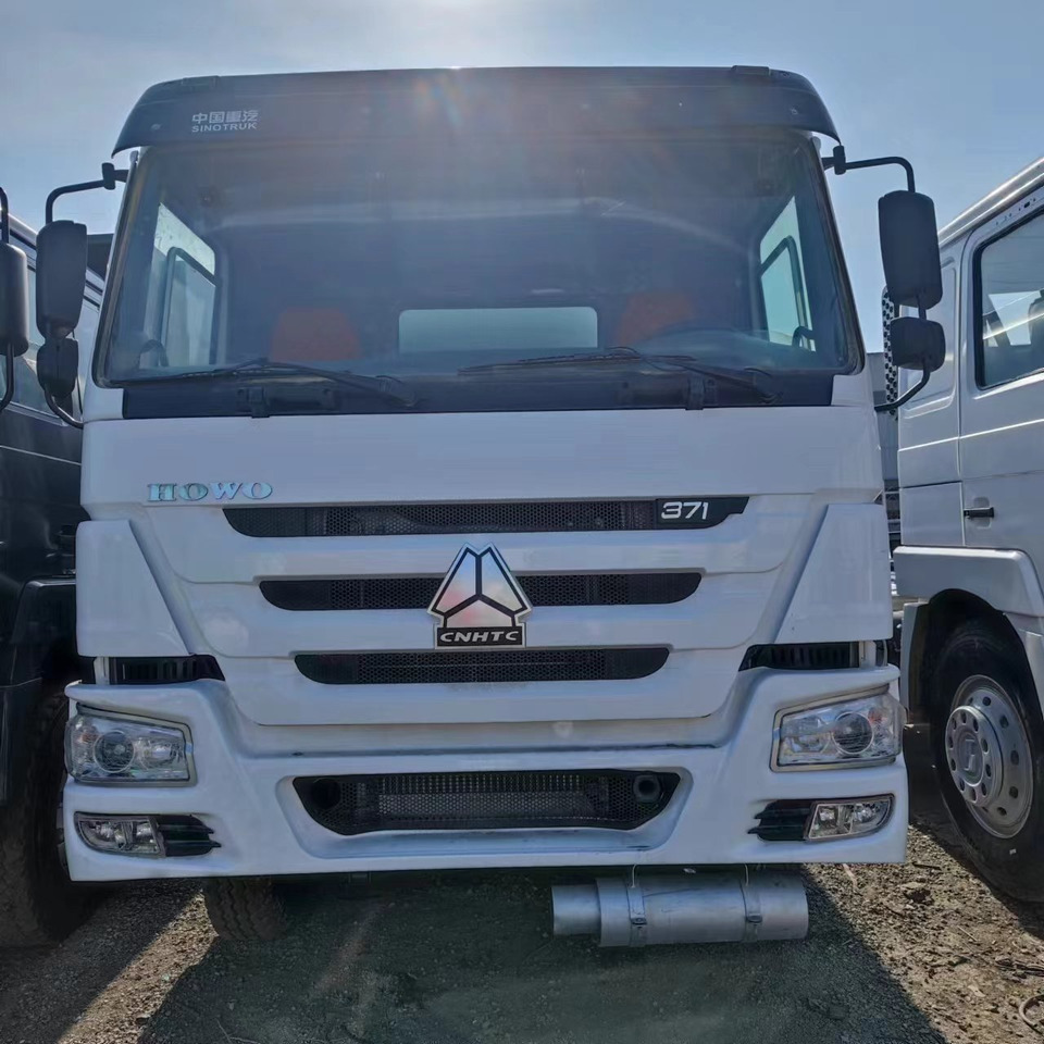 SINOTRUK HOWO 371 Fuel Tanker Truck Reliable Tanker Vehicle - Caminhão tanque: foto 2 SINOTRUK HOWO 371 Fuel Tanker Truck Reliable Tanker Vehicle - Caminhão tanque: foto 2
