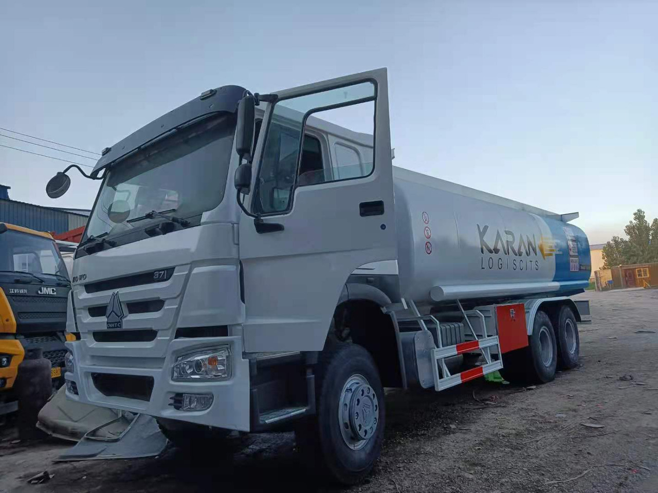 SINOTRUK Howo 371 Fuel Tanker Click Here For DISCOUNT - Caminhão tanque: foto 2 SINOTRUK Howo 371 Fuel Tanker Click Here For DISCOUNT - Caminhão tanque: foto 2