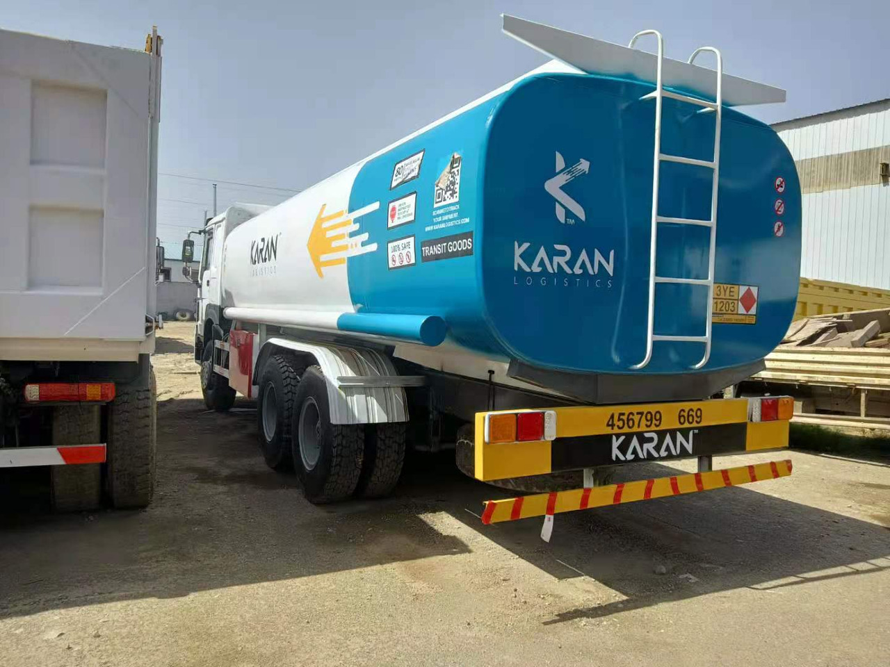 SINOTRUK Howo 371 Fuel Tanker Click Here For DISCOUNT - Caminhão tanque: foto 3 SINOTRUK Howo 371 Fuel Tanker Click Here For DISCOUNT - Caminhão tanque: foto 3