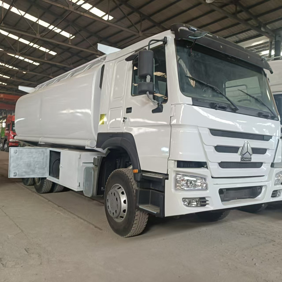 SINOTRUK Howo 371hp Fuel tanker - Caminhão tanque: foto 3 SINOTRUK Howo 371hp Fuel tanker - Caminhão tanque: foto 3