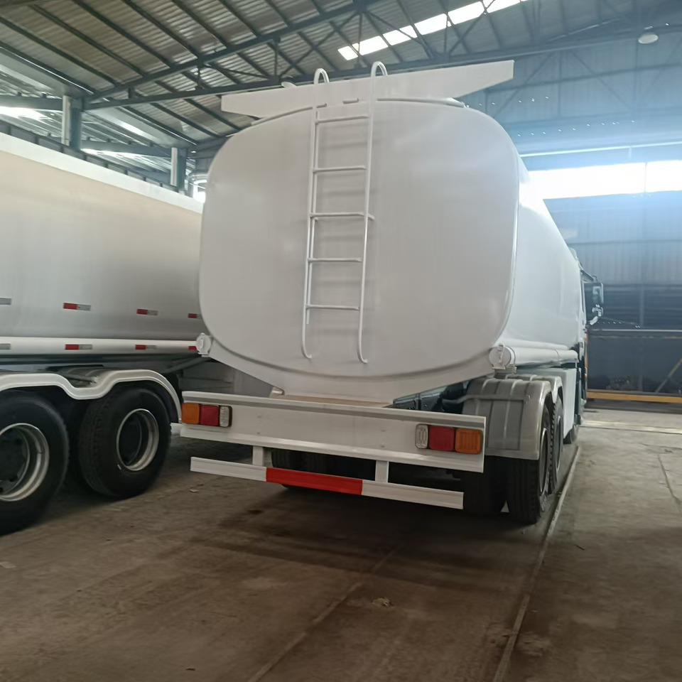 SINOTRUK Howo 371hp Fuel tanker - Caminhão tanque: foto 5 SINOTRUK Howo 371hp Fuel tanker - Caminhão tanque: foto 5