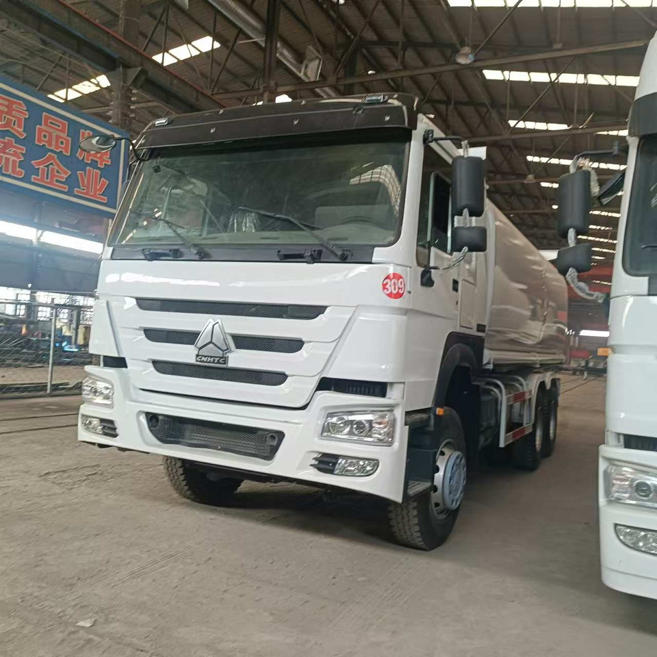 SINOTRUK Howo 371hp Fuel tanker - Caminhão tanque: foto 2 SINOTRUK Howo 371hp Fuel tanker - Caminhão tanque: foto 2