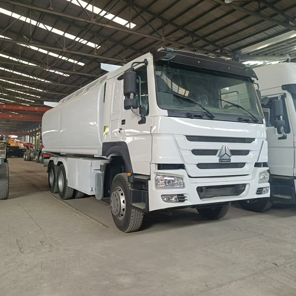 SINOTRUK Howo 371hp Fuel tanker - Caminhão tanque: foto 1 SINOTRUK Howo 371hp Fuel tanker - Caminhão tanque: foto 1