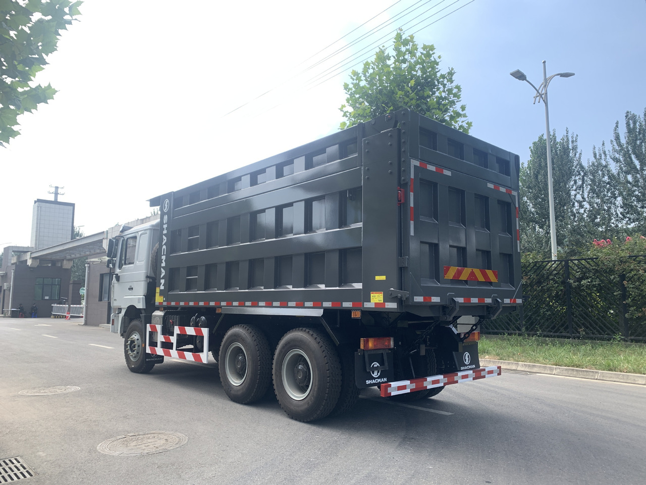 Shacman 6*4 Dump Truck New Brand Click for Discount - Caminhão basculante: foto 2 Shacman 6*4 Dump Truck New Brand Click for Discount - Caminhão basculante: foto 2