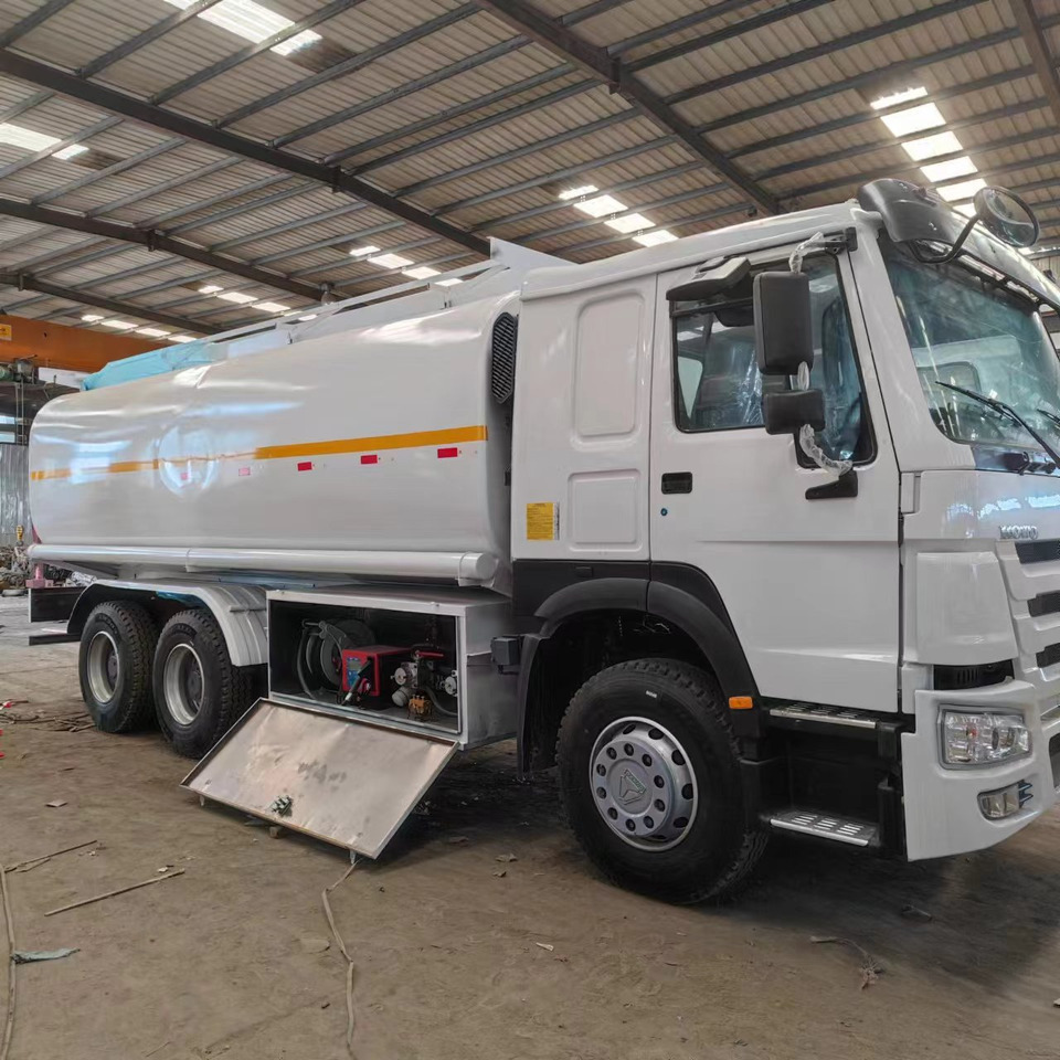 Sinotruck HOWO 371 Fuel Tanker Large Capacity Fuel Vehicle - Caminhão tanque: foto 1 Sinotruck HOWO 371 Fuel Tanker Large Capacity Fuel Vehicle - Caminhão tanque: foto 1