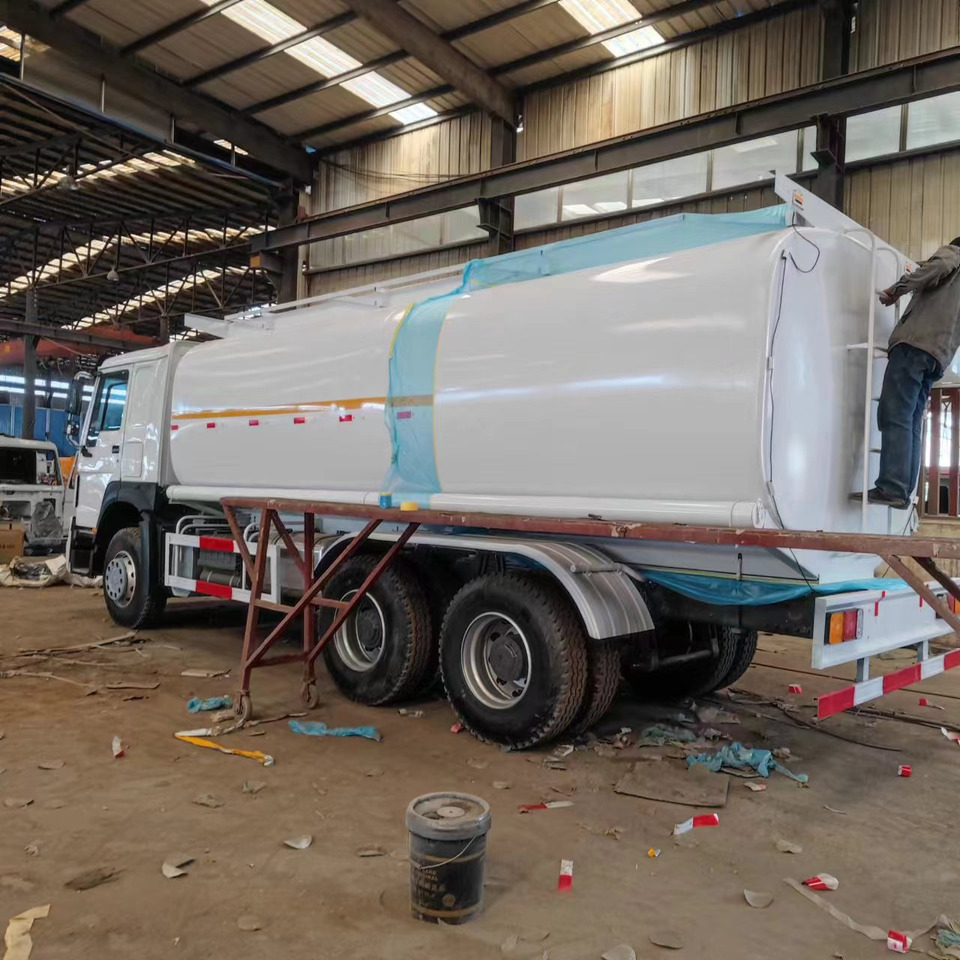 Sinotruck HOWO 371 Fuel Tanker Large Capacity Fuel Vehicle - Caminhão tanque: foto 4 Sinotruck HOWO 371 Fuel Tanker Large Capacity Fuel Vehicle - Caminhão tanque: foto 4