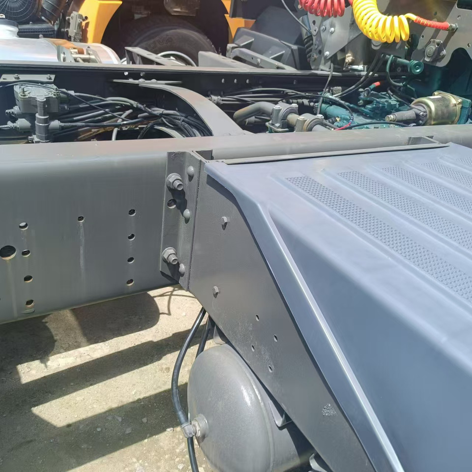 Tractor SINOTRUK HOWO Tractor Unit Right-hand Click for discount: foto 8