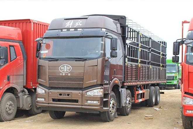 FAW FAW J6P Livestock Truck for Sale in Uganda - Caminhão transporte de gado: foto 1 FAW FAW J6P Livestock Truck for Sale in Uganda - Caminhão transporte de gado: foto 1