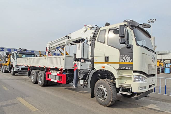 FAW FAW Truck Mounted Crane with Hydraulic Boom for Sale in Kuwait - Caminhão grua: foto 1 FAW FAW Truck Mounted Crane with Hydraulic Boom for Sale in Kuwait - Caminhão grua: foto 1