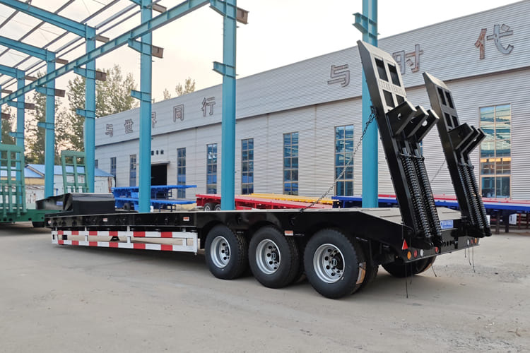 TITAN Low Bed Semi Trailer for Sale in Zambia - Semireboque baixa: foto 2 TITAN Low Bed Semi Trailer for Sale in Zambia - Semireboque baixa: foto 2
