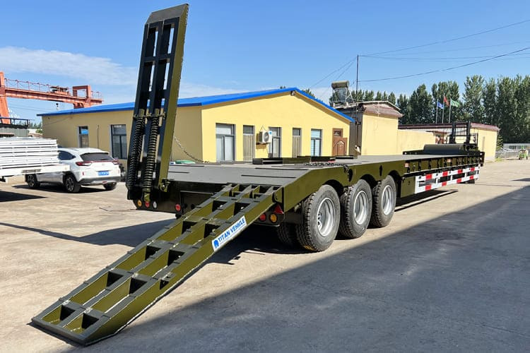 TITAN Low Bed Trailer Truck for Sale in Zambia - Semireboque baixa: foto 2 TITAN Low Bed Trailer Truck for Sale in Zambia - Semireboque baixa: foto 2
