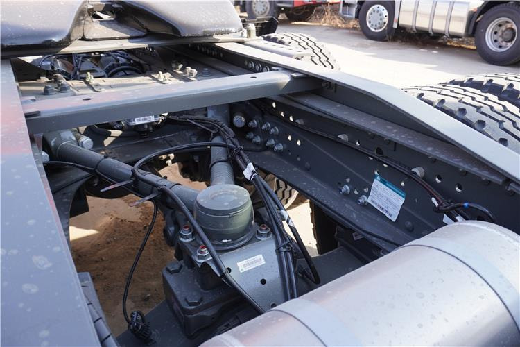 SINOTRUK Howo 371hp 6x4 10 Tires Truck Head for Sale In Jamaica - Tractor: foto 3 SINOTRUK Howo 371hp 6x4 10 Tires Truck Head for Sale In Jamaica - Tractor: foto 3