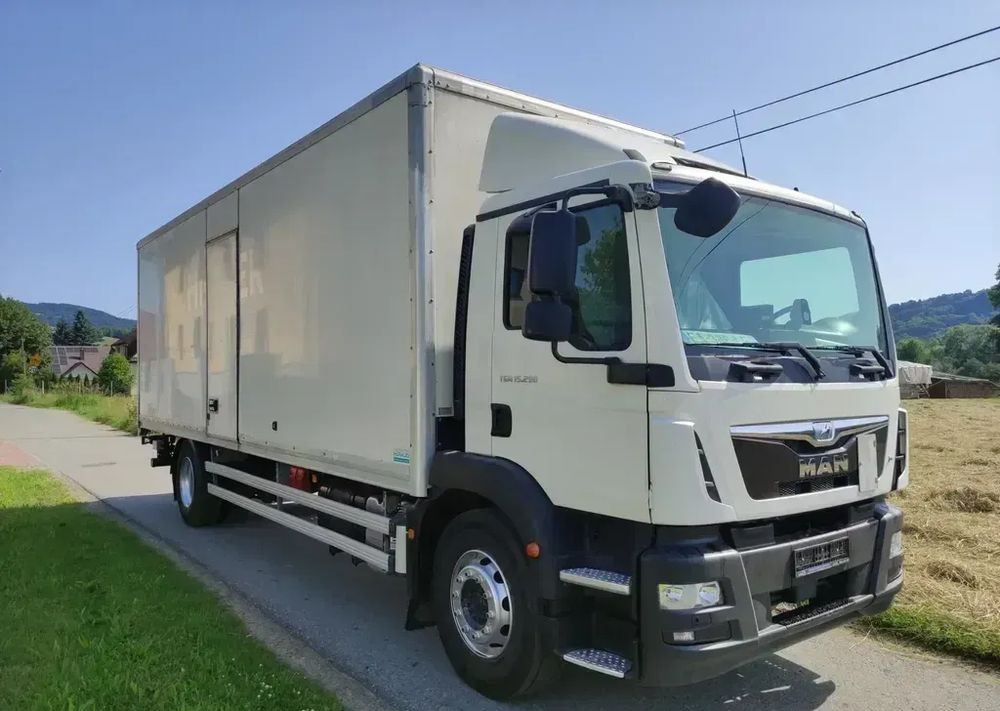 MAN TGM 15.290 kontener , winda - Caminhão furgão: foto 1 MAN TGM 15.290 kontener , winda - Caminhão furgão: foto 1