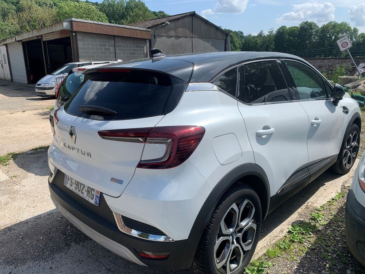 RENAULT CAPTUR - 2020 - Hybride essence électrique - Boîte automatique - II 1.6 E-TECH PLUG-IN 160 INTENS - Automóvel: foto 2 RENAULT CAPTUR - 2020 - Hybride essence électrique - Boîte automatique - II 1.6 E-TECH PLUG-IN 160 INTENS - Automóvel: foto 2