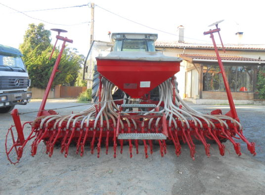 Kverneland DAS + Kverneland herse rotative - Semeadora combinada: foto 2 Kverneland DAS + Kverneland herse rotative - Semeadora combinada: foto 2