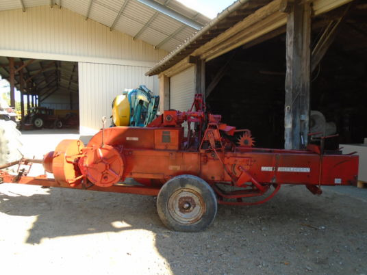 Massey Ferguson 10-8 - Enfardadeira de fardos quadrados: foto 1 Massey Ferguson 10-8 - Enfardadeira de fardos quadrados: foto 1