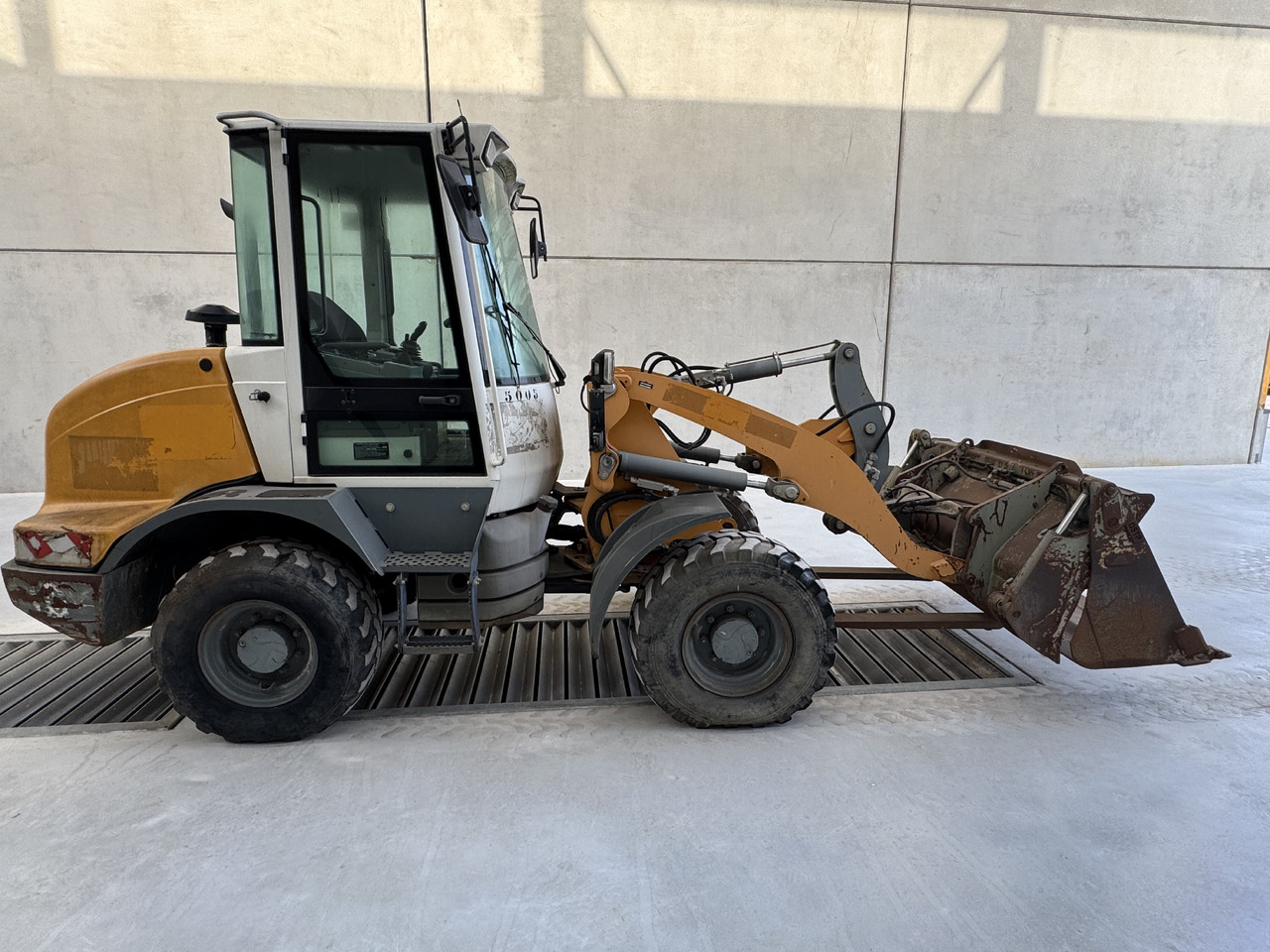 LIEBHERR L 506 - Escavadeira de rodas: foto 1 LIEBHERR L 506 - Escavadeira de rodas: foto 1