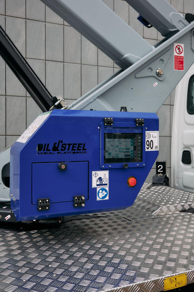 Oil & Steel Snake 26 Sobre IVECO 35S14 Distancia entre ejes 4100 mm - Caminhão com plataforma aérea: foto 5 Oil & Steel Snake 26 Sobre IVECO 35S14 Distancia entre ejes 4100 mm - Caminhão com plataforma aérea: foto 5