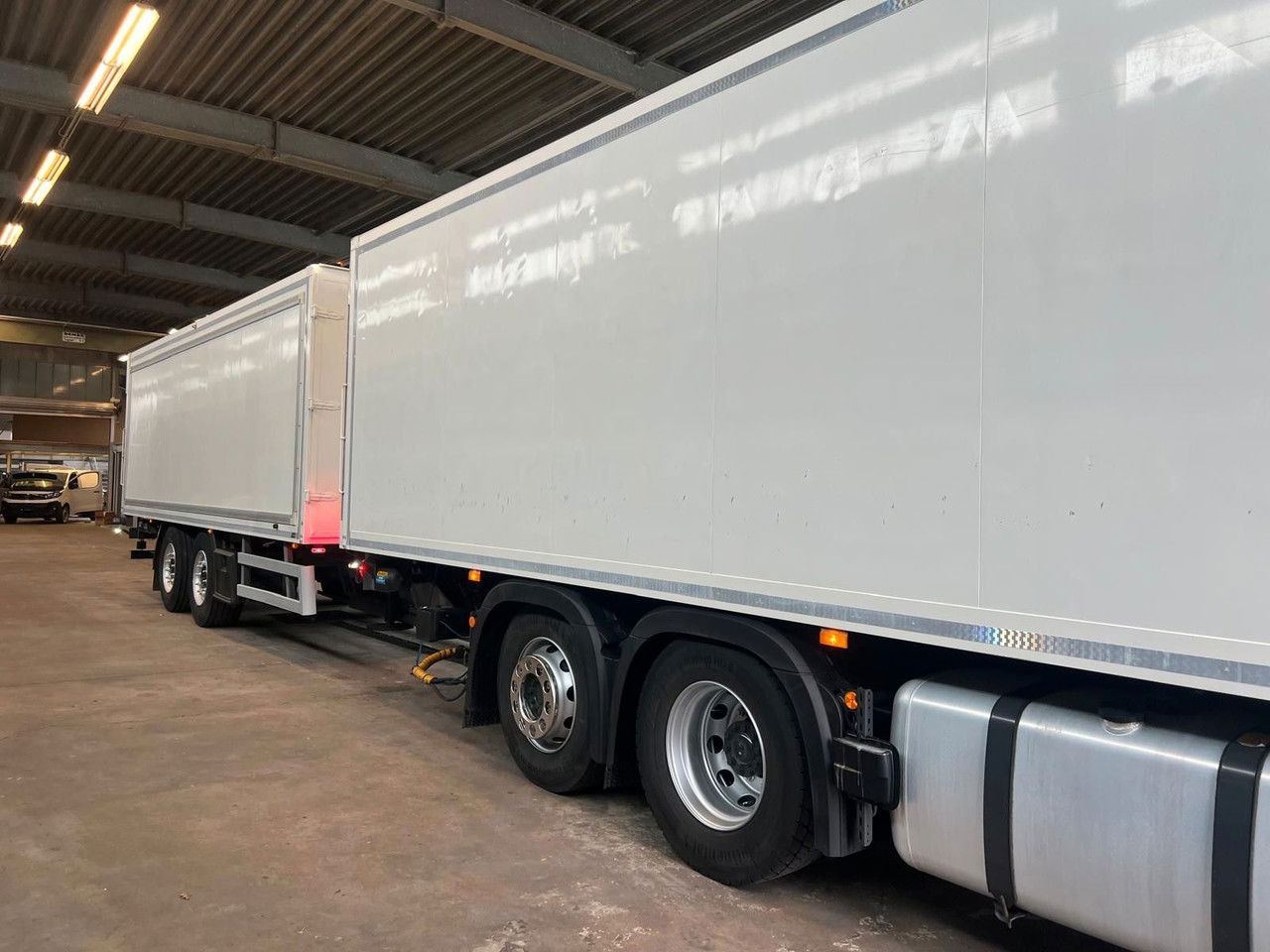 Mercedes-Benz Actros 2543 Komplettzug Voll-Luft - Lange Koffer - Caminhão furgão: foto 2 Mercedes-Benz Actros 2543 Komplettzug Voll-Luft - Lange Koffer - Caminhão furgão: foto 2
