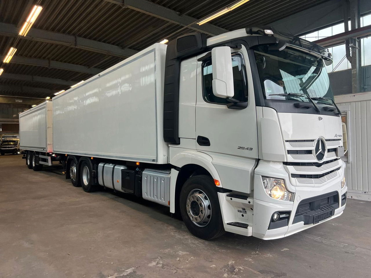 Mercedes-Benz Actros 2543 Komplettzug Voll-Luft - Lange Koffer - Caminhão furgão: foto 1 Mercedes-Benz Actros 2543 Komplettzug Voll-Luft - Lange Koffer - Caminhão furgão: foto 1
