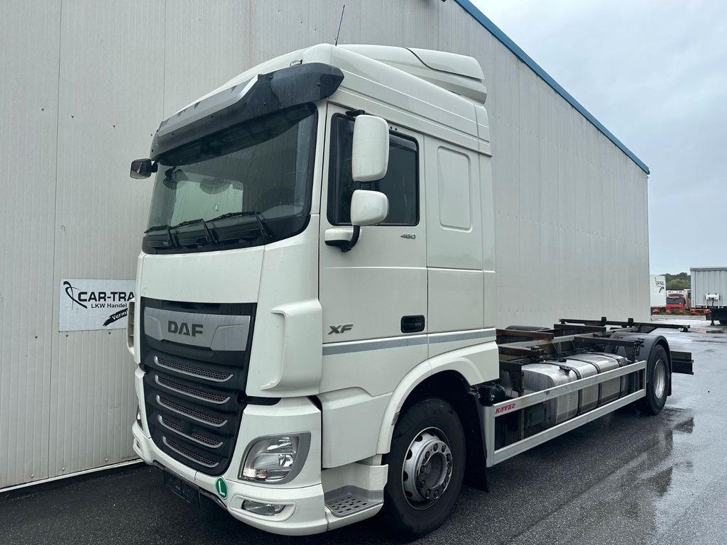 DAF XF 460 SpaceCab Retarder TÜV neu DAF XF 460 SpaceCab Retarder - Caminhão transportador de contêineres/ Caixa móvel: foto 1 DAF XF 460 SpaceCab Retarder TÜV neu DAF XF 460 SpaceCab Retarder - Caminhão transportador de contêineres/ Caixa móvel: foto 1