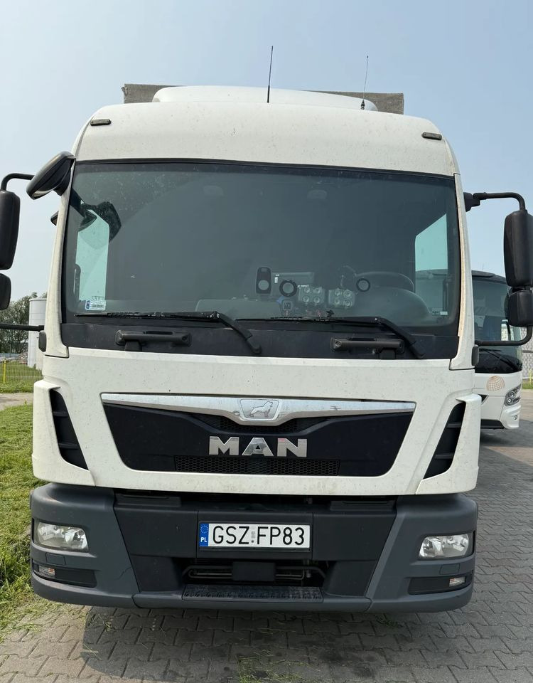 MAN - Caminhão com lona: foto 2 MAN - Caminhão com lona: foto 2