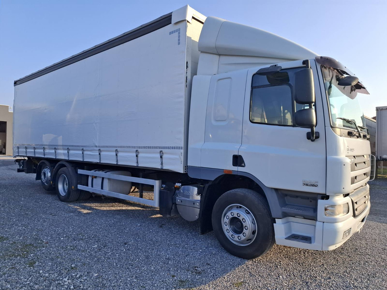 DAF CF 75.360 8,5m - Caminhão com lona: foto 2 DAF CF 75.360 8,5m - Caminhão com lona: foto 2