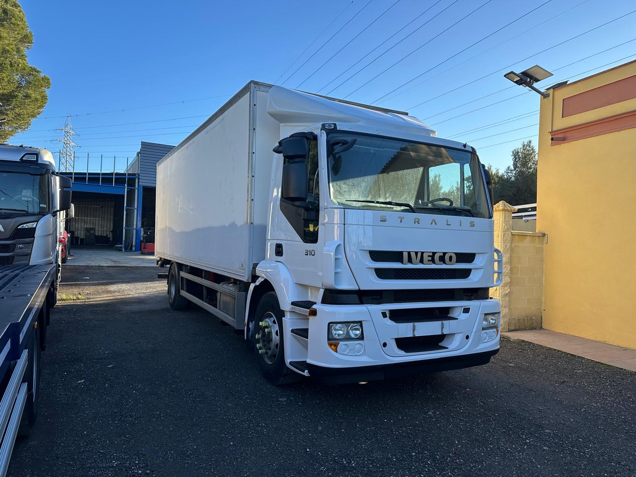 IVECO STRALIS 310 - Caminhão furgão: foto 1 IVECO STRALIS 310 - Caminhão furgão: foto 1
