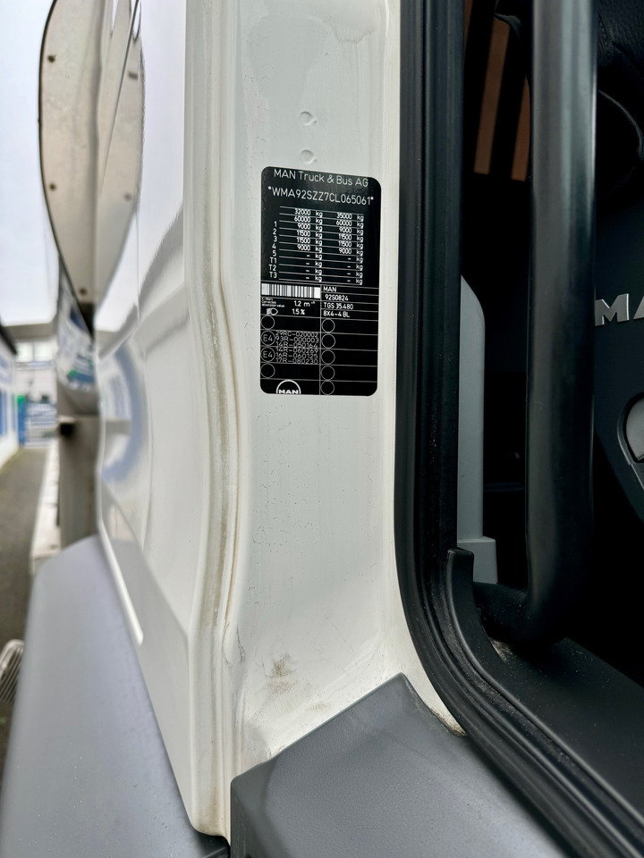 Caminhão tanque para transporte de leite MAN TGS 35.480 8X4-2 TRIDEM Wasser-Tank: foto 23 Caminhão tanque para transporte de leite MAN TGS 35.480 8X4-2 TRIDEM Wasser-Tank: foto 23