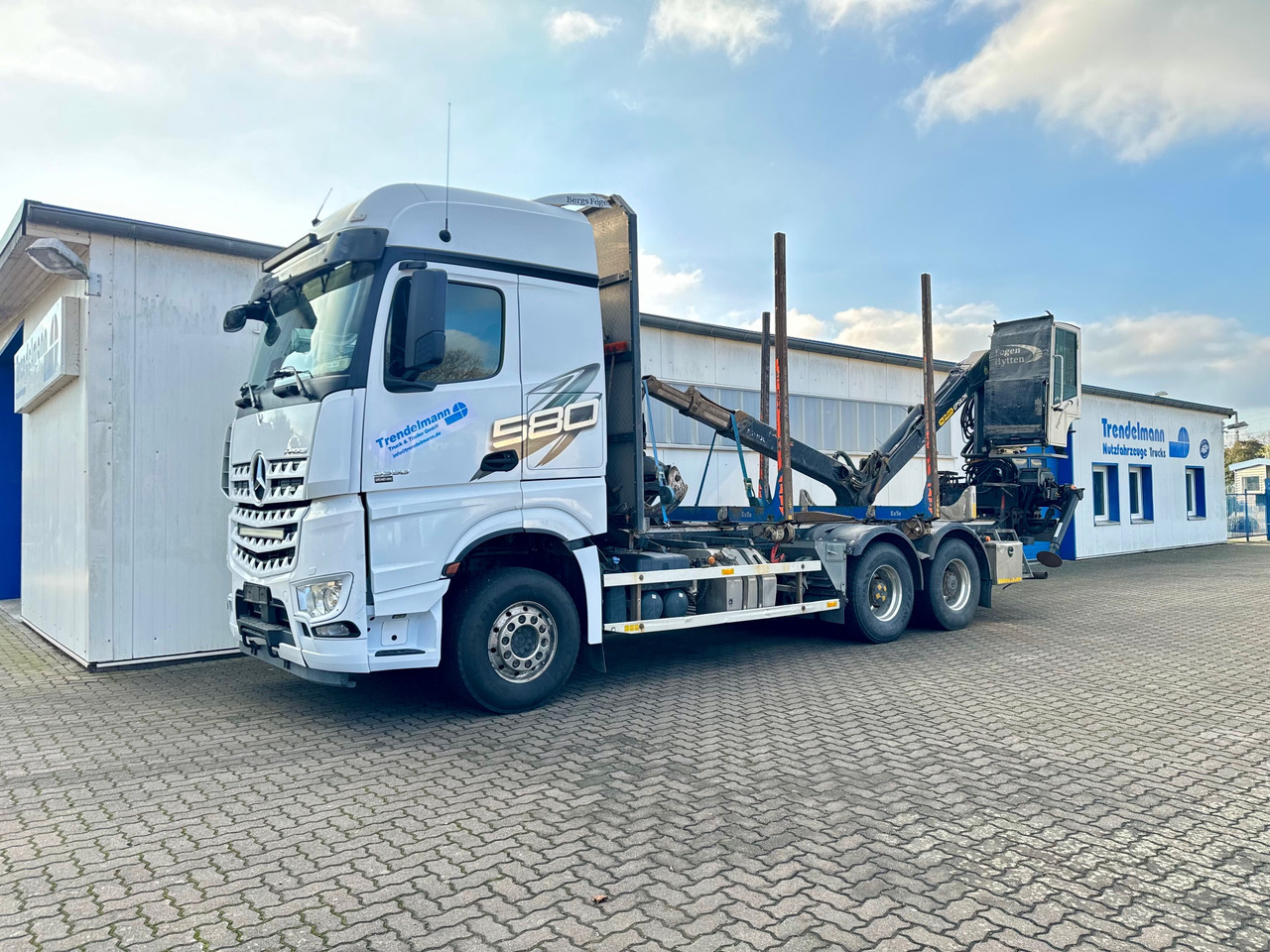 Mercedes Arocs 3358 L 6x4 Radstand 4500 Arocs 3358 L 6x4 Blatt-Luft Gefedert - Caminhão florestal: foto 2 Mercedes Arocs 3358 L 6x4 Radstand 4500 Arocs 3358 L 6x4 Blatt-Luft Gefedert - Caminhão florestal: foto 2